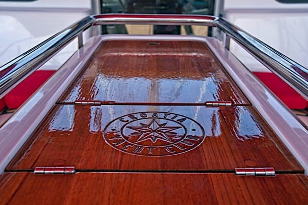 Bord och f�rvarning p� segelb�ten Elan 45